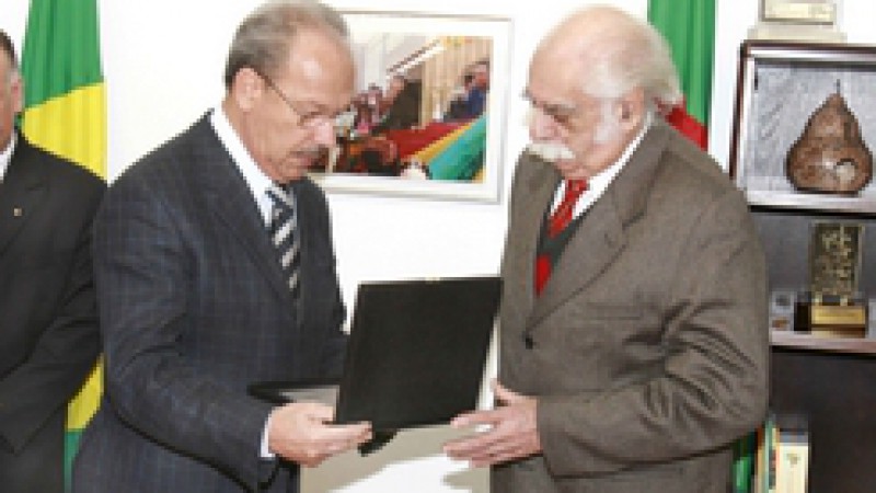 Folclorista trabalhou por 40 anos como zootecnista e engenheiro agrônomo do Estado O secretário da Agricultura, João Carlos Machado, homenageou, nesta quarta-feira (26), o folclorista e funcionário aposentado da Secretaria da Agricultura, Pecuária e