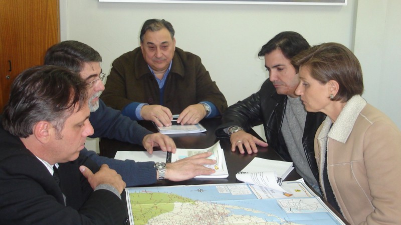 O superintendente do Porto do Rio Grande, Bercílio Silva, recebeu nesta quarta-feira (8), o superintendente regional Sul, Rodrigo Monteiro, o diretor comercial, Eduardo Peixoto, e a gerente comercial, Emma Russo, da Construções e Comércio Camargo Corrêa.