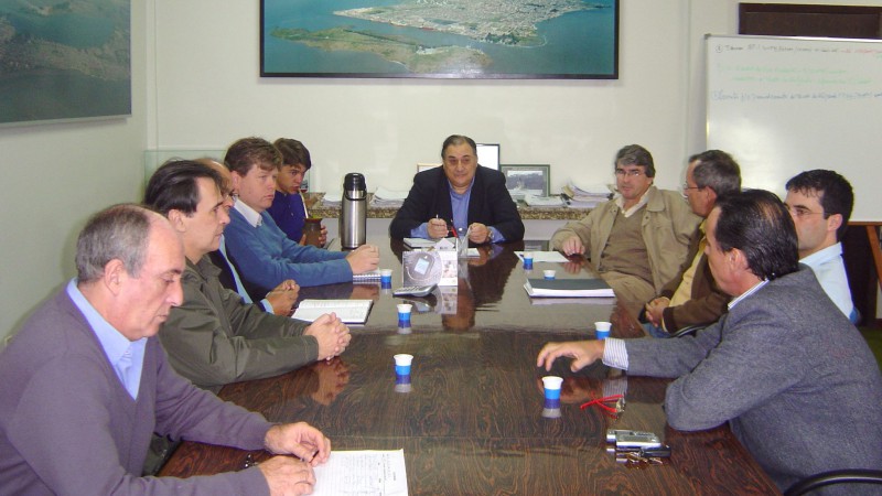 O superintendente do Porto do Rio Grande, Bercílio Silva, convocou para esta quarta-feira (16), reunião extraordinária do Comitê de Escoamento da Safra de Grãos do Porto do Rio Grande (Cesg-PRG), para tratar da espera no descarregamento de soja nos