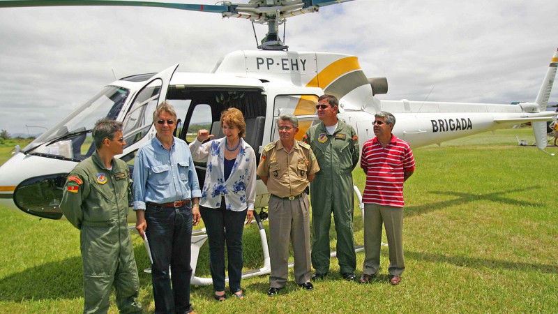 A governadora Yeda Crusius e o secretário da Segurança Pública, José Francisco Mallmann, durante a solenidade de entrega de um helicóptero para a Brigada Militar, no hangar do Grupamento de Polícia Militar Aéreo (GPMA), no Litoral Norte.