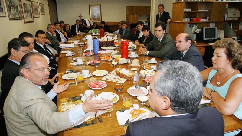 O chefe da Casa Civil, Cézar Busatto reúne-se, em um café da manhã com os líderes da base governista na Assembléia Legislativa.