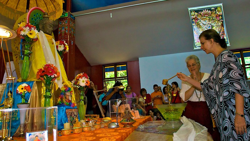 A governadora Yeda Crusius participa da cerimônia de abertura da Exposição Itinerante das Relíquias do Buda, no Templo do Caminho do Meio, em Viamão.