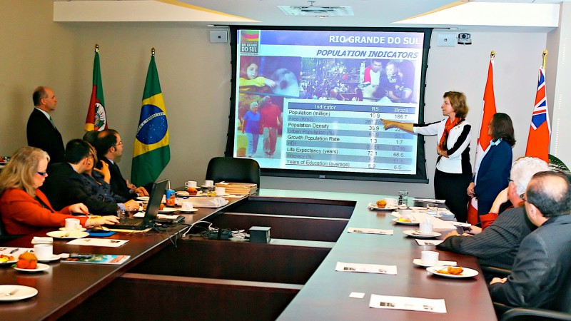 A governadora do Rio Grande do Sul, Yeda Crusius apresenta o Business Opportunities in Rio Grande do Sul para empresários locais durante café da manhã no Manitoba Trade and Investment Corporation, oferecido pela Câmara de Comércio de Winnipeg.