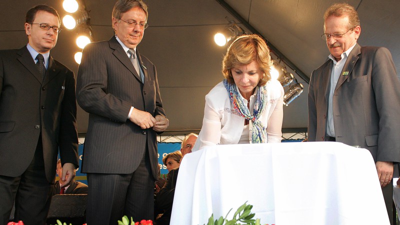A governadora Yeda Crusius acompanhada do secretário da Segurança Pública, José Francisco Mallmann ( 02ºE) e do ministro da Justiça, Tarso Genro ( D) durante a cerimônia de assinatura de ordens de início de obras do PAC no Rio Grande do Sul e de convênio