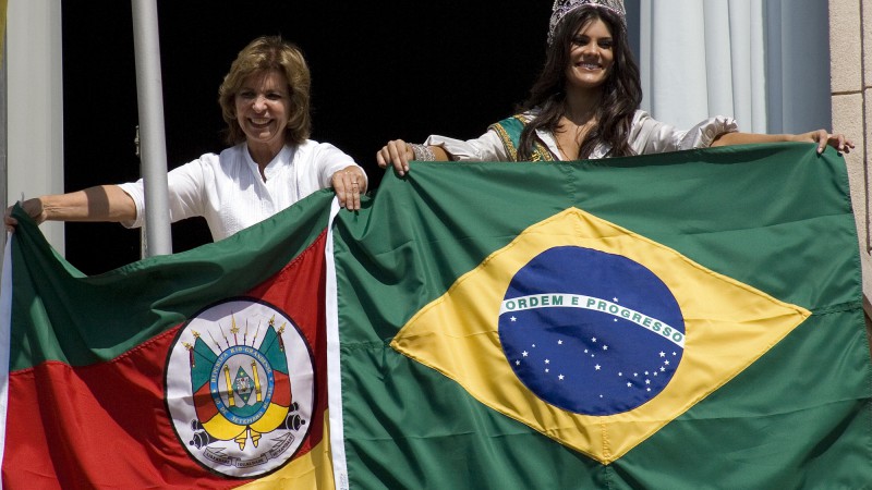 A governadora Yeda Crusius recebe a Miss Brasil 2008, Natália Anderle.