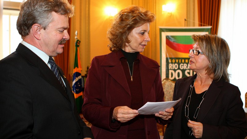 A governadora Yeda Crusius conversa com José Alberto Wenzel e Mercedes Rodrigues.