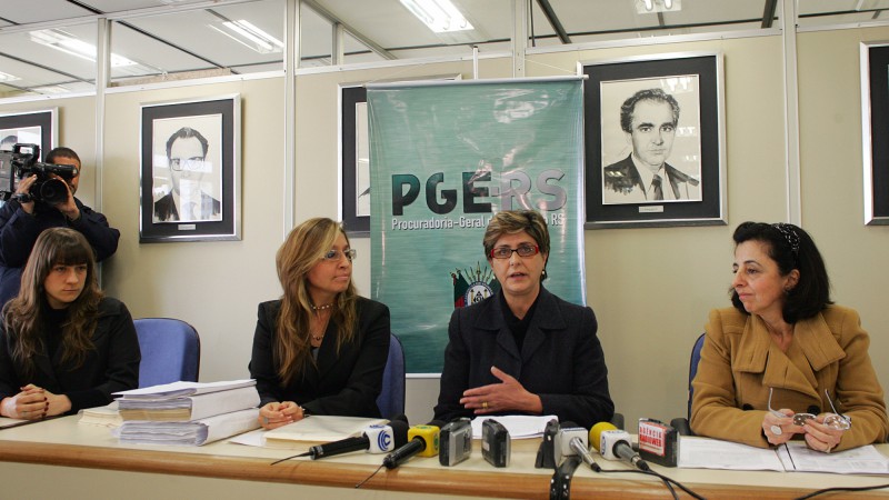 As procuradoras do Estado, Luciane Pansera e Adriana de Mello, a procuradora-geral do Estado, Eliana Graeff Martins e a secretária da Administração e Recursos Humanos, Maria Leonor Carpes durante entrevista coletiva no gabinete da PGE.