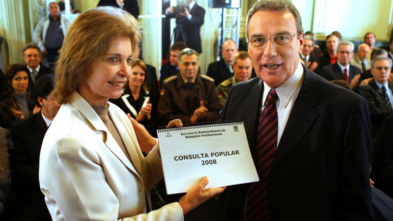 A governadora Yeda Crusius e o secretário do Gabinete de Relações Institucionais, Celso Bernardi durante solenidade de apresentação dos resultados da Consulta Popular 2008 e Sanção da Lei que dispõe sobre a suspensão dos impedimentos do Cadastro