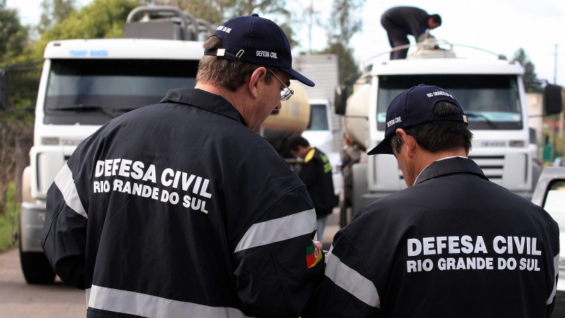 Defesa Civil realiza operação de fiscalização em parceria com a FEPAM, SEFAZ, polícia rodoviária estadual e prefeitura de Portão, na RS 240.