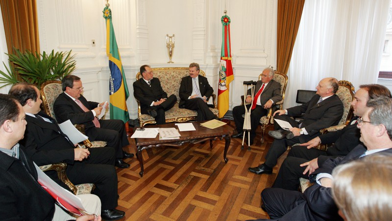 O chefe da Casa Civil, José Alberto Wenzel e o secretário do Meio Ambiente, Brenner de Moraes durante reunião sobre o aeroporto de Nova Prata.