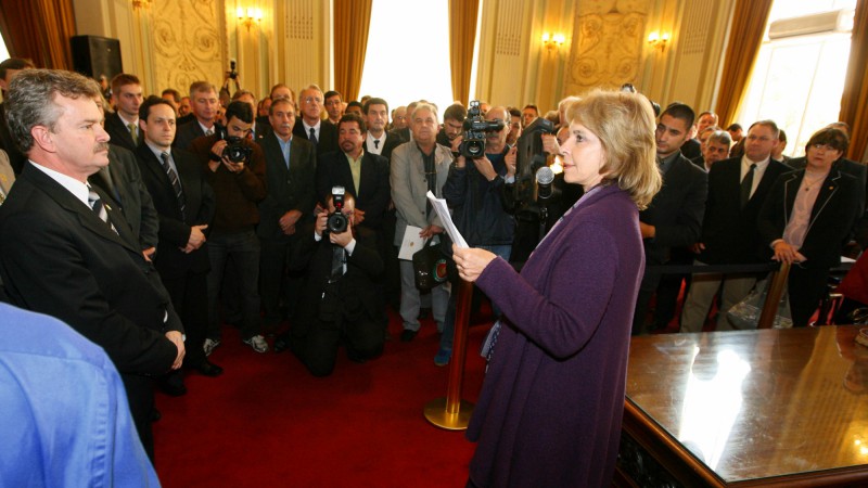 A Governadora Yeda Crusius acompanhada com o chefe da Casa Civil, José Alberto Wenzel em audiência com representantes do setor fumageiro.