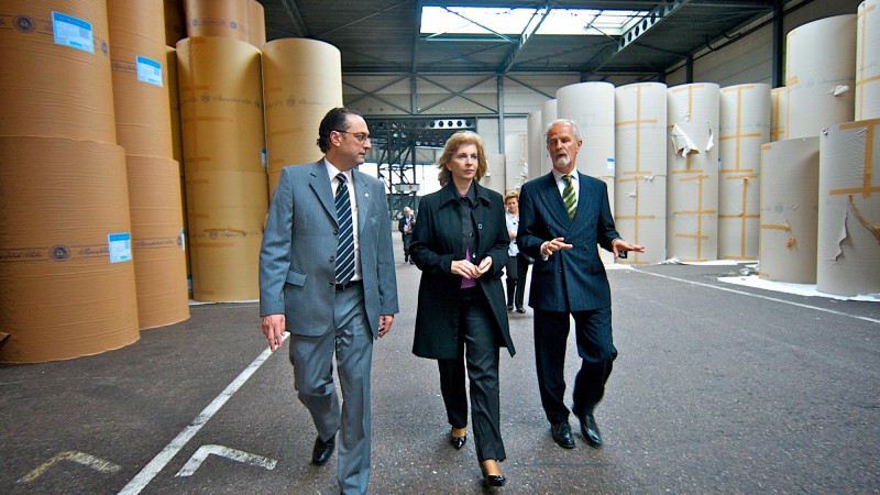 A governadora, Yeda Crusius, o diretor-geral da Associação de Portos de Amsterdã, Win Ruigh e o secretário de Infra-Estrutura e Logística, Daniel Andrade durante visita ao Waterland Terminal, uma parte coberta especialmente para papel e celulose, no