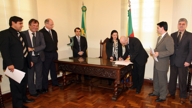 O secretário da Fazenda, Aod Cunha, durante assinatura de convênio para realização do seminário sobre transparência do Governo do Estado.