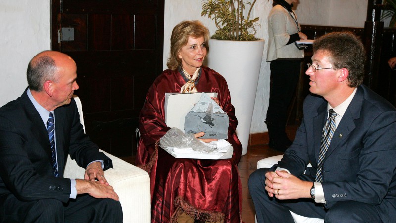 A governadora Yeda Crusius recebe integrantes da comitiva da província de Manitoba.
