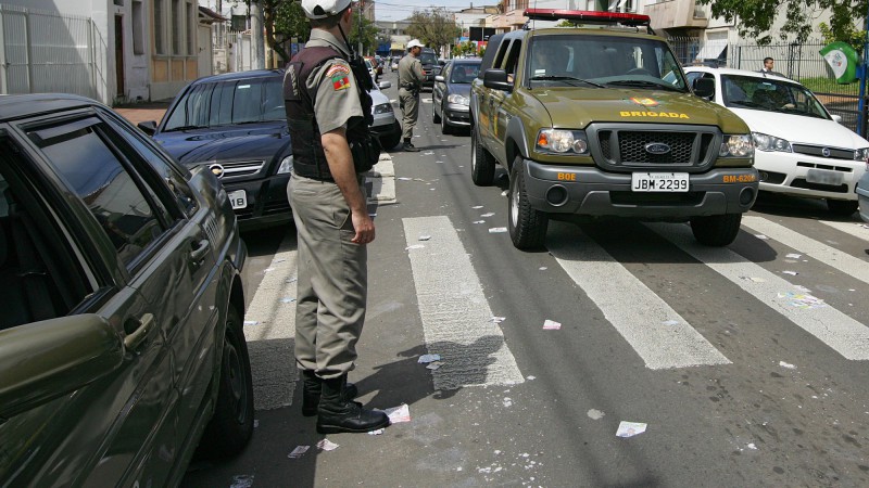 O governo do Estado reforçou a segurança pública para garantir a tranqüilidade necessária à população durante o processo eleitoral deste domingo (5). Com um acréscimo de 2 mil policiais, a Brigada Militar coloca todo o seu efetivo nas ruas.