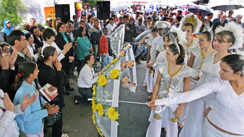 Apresentações de dança na estrutura montada para a Rua da Cidadania na Avenida Olavo Moraes, em frente à Praça General Zeca Netto, no município de Camaquã. A ação reúne diferentes serviços públicos gratuitos em um mesmo local, facilitando o acesso da