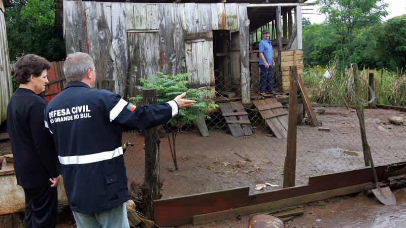 O coordenador da Defesa Civil na região, major Aurivan Chiocheta(C), vistoria os estragos causados pelas chuvas na propriedade do casal de agricultores Eloir Marafão(D) e Iloir Müller, localizada próxima à barragem da Usina Hidrelétrica Ernestina, no