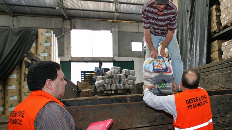 A Defesa Civil do Estado realiza o embarque de alimentos para as vítimas atingidas pelas chuvas no município de São Sebastião do Caí.