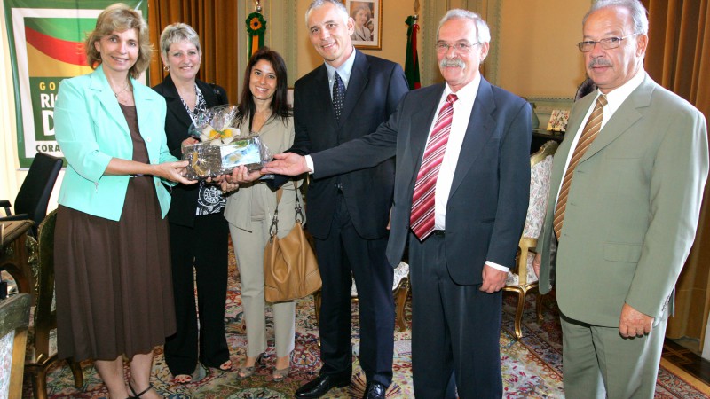 A Governadora, Yeda Crusius, recebe convite para a abertura da Colheita do Trigo da Metade Sul do Estado.