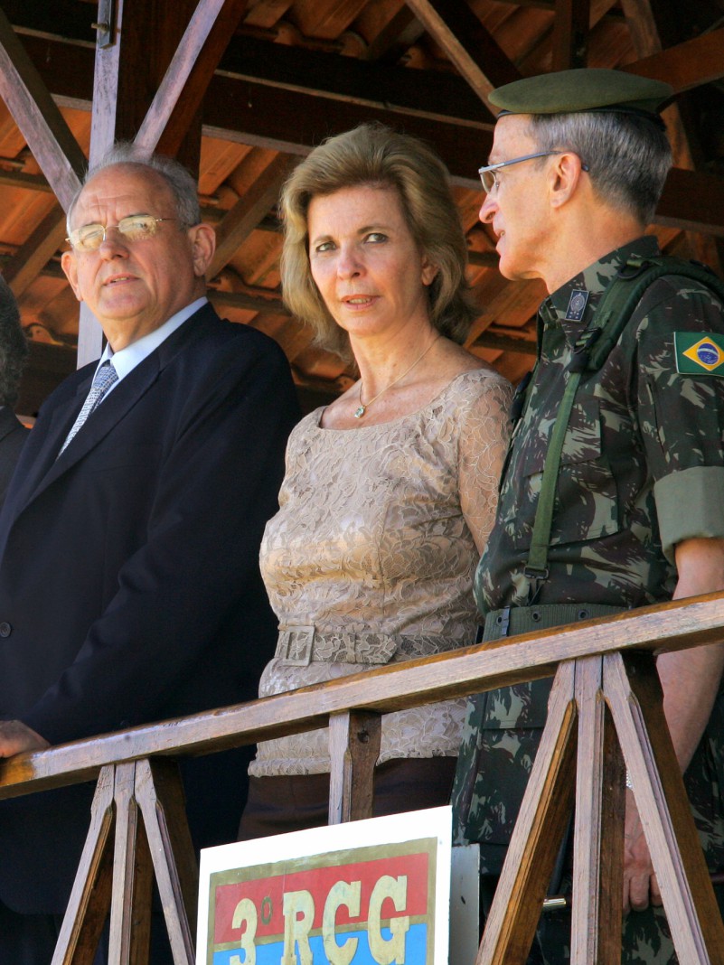 A governadora Yeda Crusius, acompanhada(esq/dir) do ministro da Defesa, Nelson Jobim e do general-de-exército, Enzo Martins Peri durante a solenidade de troca do Comando Militar do Sul.