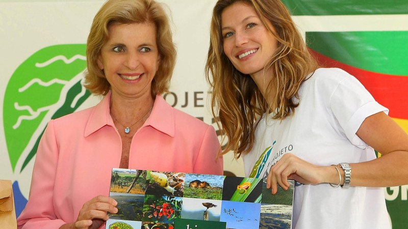 A Governadora Yeda Crusius acompanhada da top model Gisele Bundchen durante solenidade de lançamento do Projeto Água Limpa, no Jardim Botânico de Porto Alegre.
