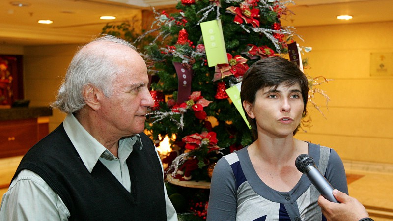 A presidente do Comitê de Ação Solidária, Tarsila Crusius, durante encontro com o maestro Isaac Karabtchevsky, no Bistro do Hotel Sheraton, em Porto Alegre, para falarem sobre o programa Concerto Natalino Beneficente em prol do Hospital Psiquiátrico São