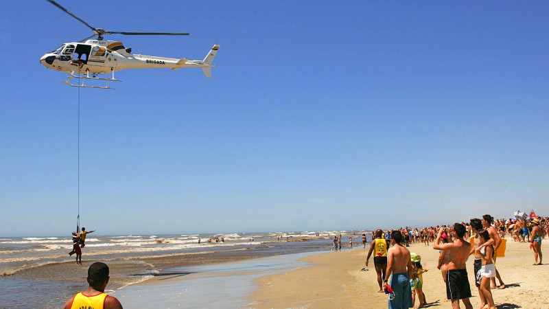 Uma simulação de salvamento com o helicóptero do Grupamento de Polícia Militar Aéreo, em comemoração ao Dia Nacional do Salva-vidas, foi realizada neste domingo em Capão da Canoa. O comandante de policiamento do Litoral Norte, coronel Péricles Álvares,
