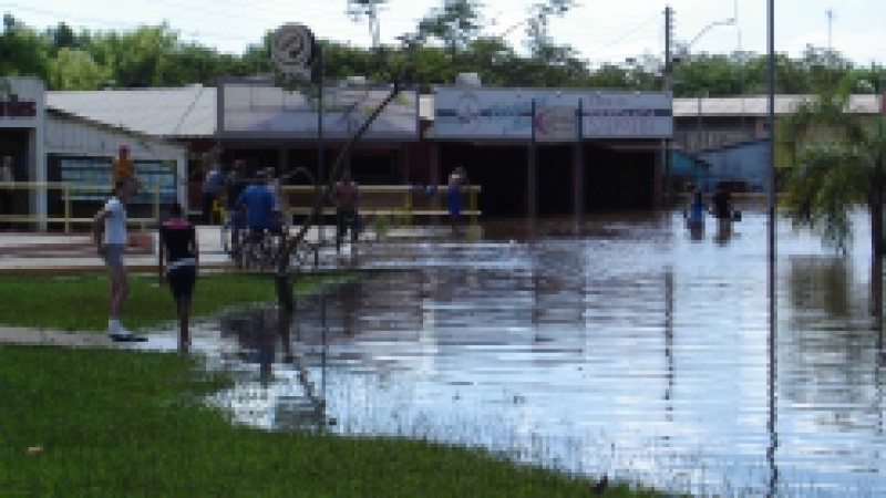 A Defesa Civil está monitorando a cheia do rio Uruguai e também o nível da Barragem Ernestina, que subiu 20 centímetros nas últimas 24 horas. A expectativa é de que as águas comecem a baixar a partir desta terça-feira (4). Cerca de 1,8 mil pessoas estão
