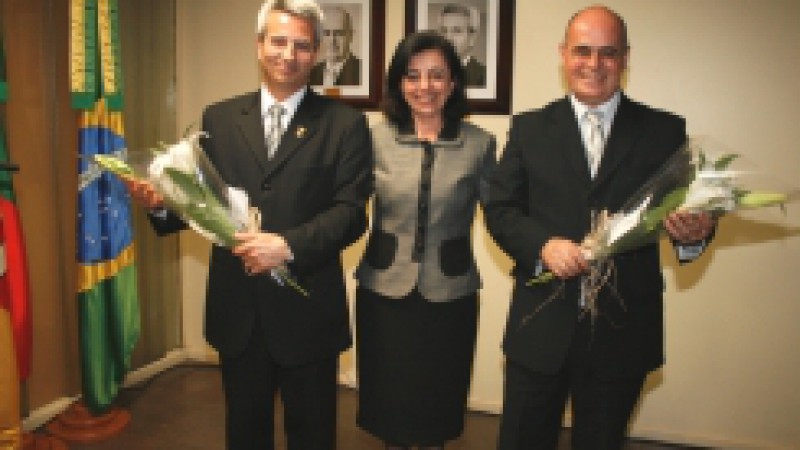 Mais de cem servidores estaduais e autoridades prestigiaram na quinta-feira a inauguração das fotografias de dois ex-secretários da Administração e dos Recursos Humanos: Sérgio Luiz Buchmann e Pedro Gabril Kenne da Silva. Em razão da origem fazendária