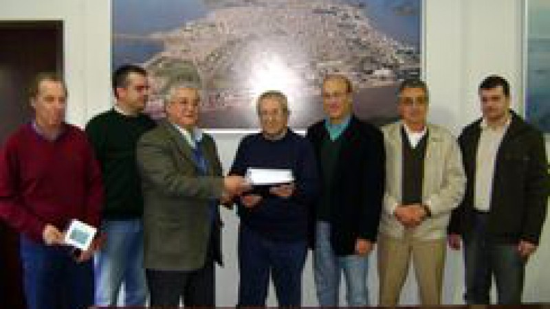 Professores e técnicos do Departamento de Materiais e Construção da Universidade Federal do Rio Grande (Furg) entregaram, nessa quinta-feira (3), ao superintendente do Porto do Rio Grande, Sinésio Cerqueira Neto, o projeto executivo de engenharia para