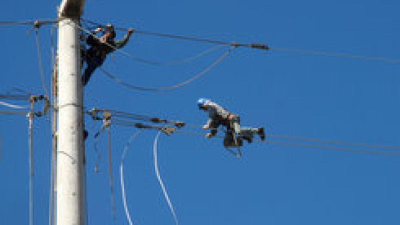 Trabalho ocorre das 6 &agrave;s 12 horas e vai interromper o fornecimento de energia el&eacute;trica para 16 mil consumidores de seis bairros da Zona Sul O Grupo CEEE realiza, na manh&atilde; deste domingo (6), obras de manuten&ccedil;&atilde;o no sistema el&eacute;trico da capital. Equipes da