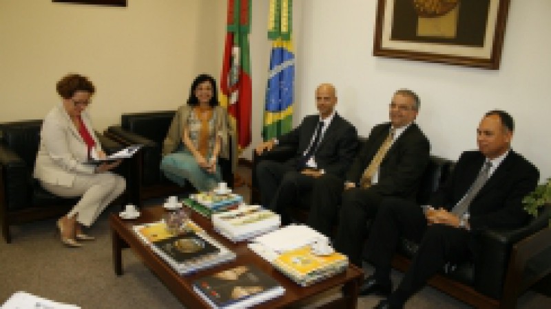 O Governo do Estado destinou parte da área do complexo do Centro Administrativo Fernando Ferrari (CAFF) ao Ministério Público (MP). O termo de destinação de uso foi assinado terça-feira (21) pela secretária da Administração e dos Recursos Humanos, Maria