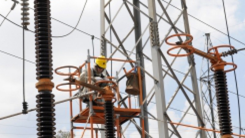 A Companhia Estadual de Geração e Transmissão de Energia Elétrica (CEEE-GT), realizou nesta terça-feira, 21, na Subestação (SE) Porto Alegre 6, localizada no bairro Agronomia, um trabalho de manutenção preventiva, utilizando a técnica de Linha Viva ao