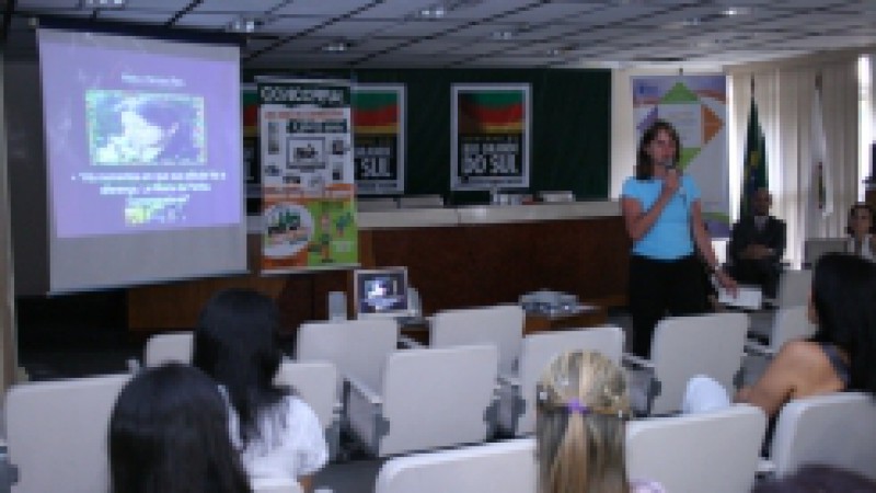 Há momentos em que sua atitude faz a diferença. Lei Maria da Penha. Comprometa-se! Com esse slogan, integrando a campanha mundial 16 Dias de Ativismo pelo Fim da Violência contra a Mulher, promovida pela Coordenadoria Estadual da Mulher (CEM), a