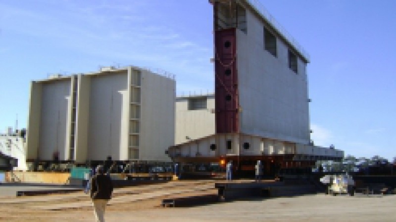 Iniciou na terça-feira (17), por volta das 17h, no cais do Porto Novo, a operação de desembarque da porta-batel (comporta) do dique seco. A operação prevista para iniciar no sábado (14), não pode ser executada visto que a parte do navio onde estão às