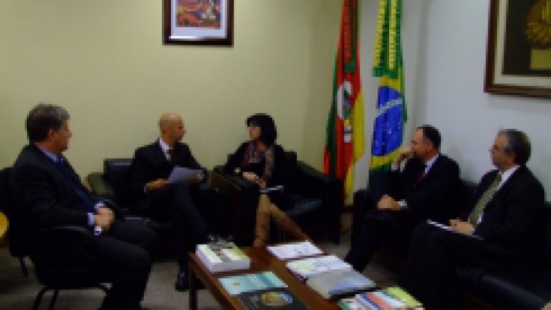 A secretária da Administração e dos Recursos Humanos, Maria Leonor Luz Carpes, recebeu na tarde desta quinta-feira (5) representantes do Ministério Público para tratar de questões de patrimônio. Liderados pelo subprocurador-geral de Justiça para Assuntos