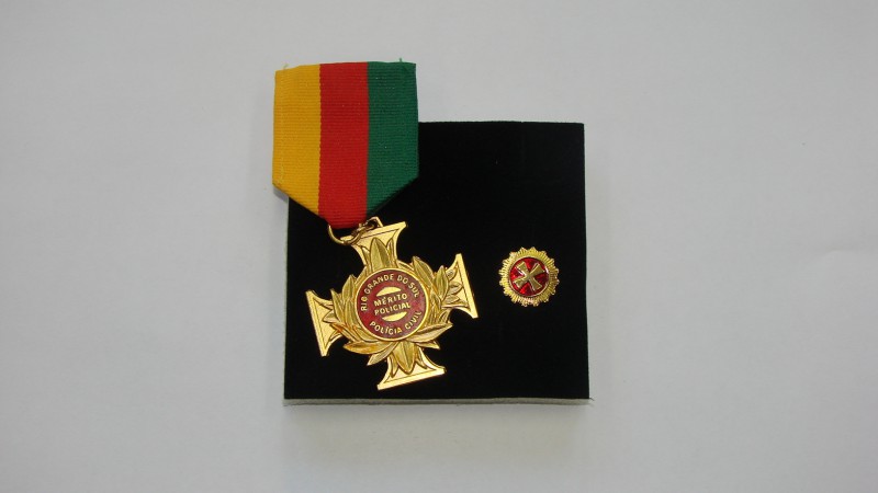 A Pol&iacute;cia Civil promove, na pr&oacute;xima sexta-feira (18), a solenidade de entrega de medalhas de Honra ao M&eacute;rito a sete policias. Na ocasi&atilde;o, ser&aacute; lan&ccedil;ado o novo site da corpora&ccedil;&atilde;o. O evento ter&aacute; in&iacute;cio as 15 horas no Audit&oacute;rio C&iacute;cero do Amaral Viana do