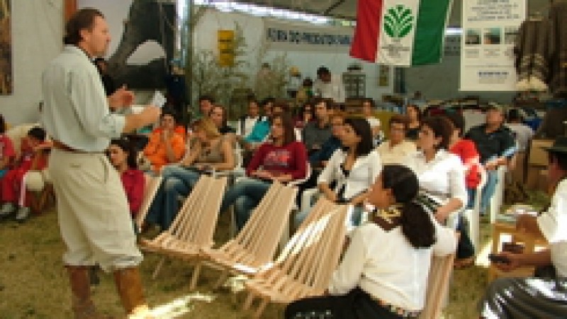 Apresentar o turismo rural e ecol&oacute;gico voltado para a cultura do ga&uacute;cho foi o objetivo da 2&ordf; Mostra de Turismo de Bag&eacute;, ocorrida durante a 29&ordf; Semana Crioula Internacional de Bag&eacute;.     Objetos t&iacute;picos da cultura ga&uacute;cha compuseram o cen&aacute;rio do evento que