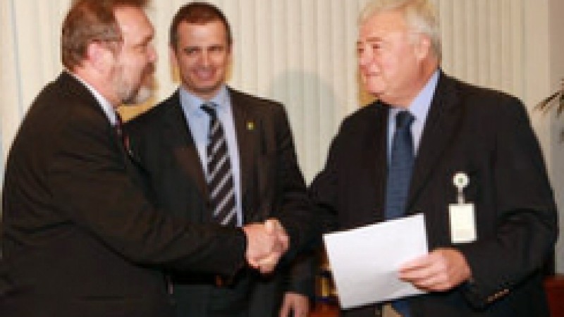 Já está com o presidente da Confederação Brasileira de Futebol (CBF) e do Comitê Organizador da Copa do Mundo 2014, Ricardo Teixeira, o termo de compromisso de Porto Alegre como cidade candidata a sediar jogos do mundial. Teixeira presenteou o presidente