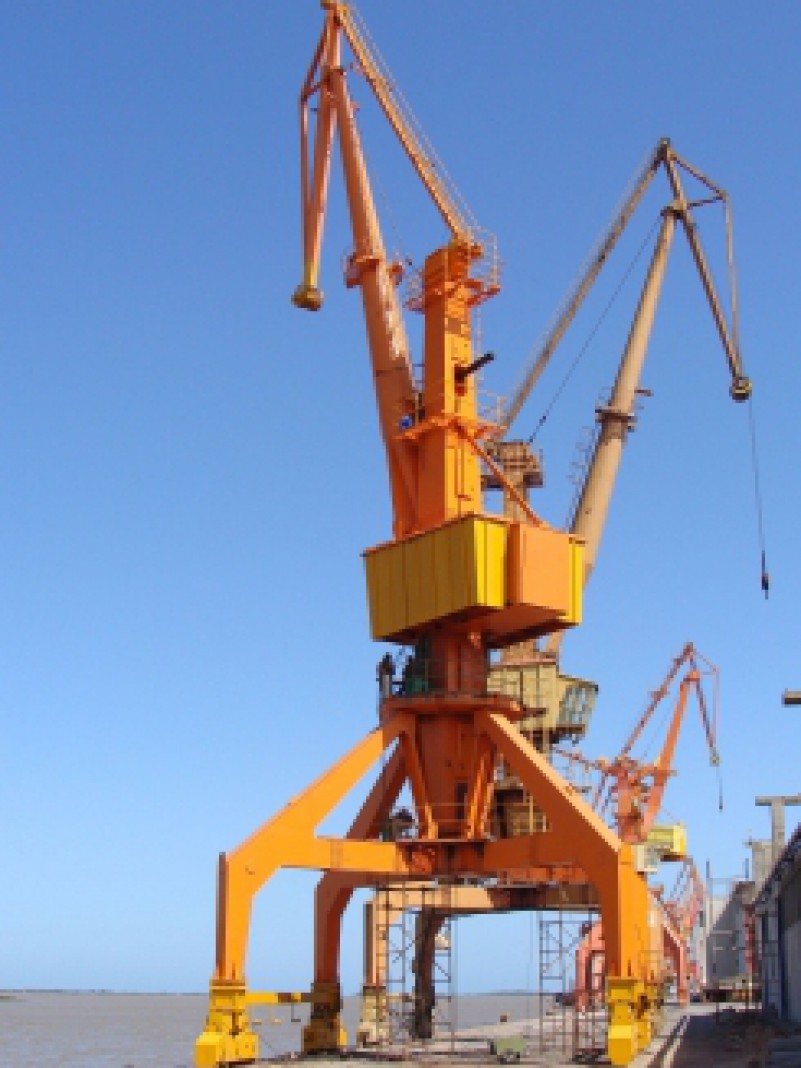 No próximo mês, entrará novamente em operação no cais do Porto Novo do Rio Grande, o guindaste elétrico sobre trilhos nº 13, da marca Krambau, com capacidade de içamento de 6,3 toneladas. Em reforma desde dezembro de 2007, o equipamento recebeu