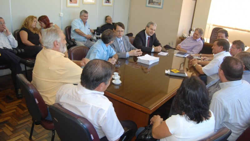 A duplicação e o recapeamento da avenida Getulio Vargas, especialmente no trecho entre as paradas 41 e 56, foram discutidas pelo secretário de Habitação, Saneamento e Desenvolvimento Urbano, Marco Alba, o superintendente da Fundação Estadual de