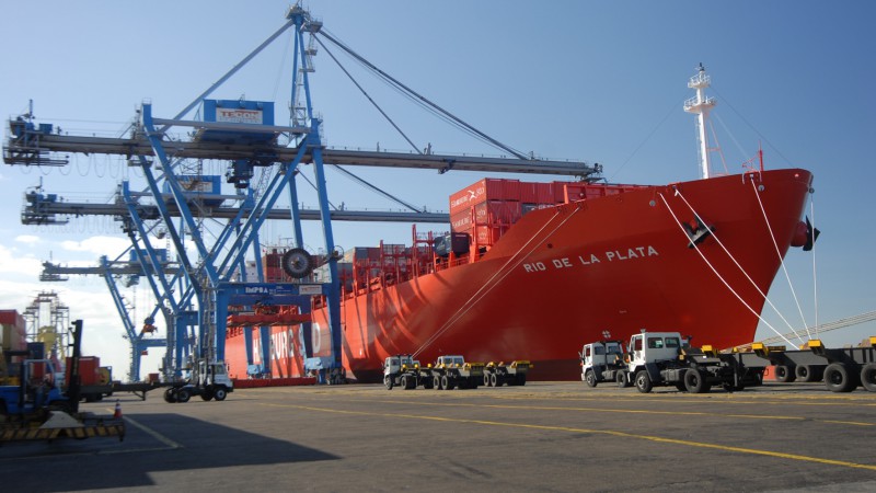 O Porto do Rio Grande recebeu, nesta quinta-feira (8), &agrave;s 8h30min, o navio Rio de La Plata, de bandeira alem&atilde;, o maior navio porta-cont&ecirc;iner em opera&ccedil;&atilde;o na costa brasileira e o maior da categoria a operar em Rio Grande. A embarca&ccedil;&atilde;o est&aacute; destacada para