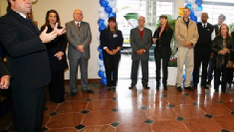 O Banrisul inaugurou nesta segunda-feira (5), em Porto Alegre, uma nova agência localizada no shopping Boulevard Strip Center (Avenida Assis Brasil, 4320, lojas 72 a 77). No ato de inauguração, estiveram presentes o presidente da instituição, Fernando