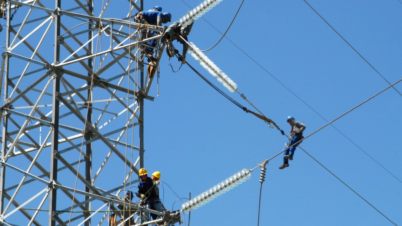 A Companhia Estadual de Geração e Transmissão de Energia Elétrica (CEEE GT) instalou a última estrutura de concreto de 35 metros de altura da nova linha de transmissão (LT) de 230 mil volts, na Zona Norte de Porto Alegre e iniciou o lançamento dos cabos