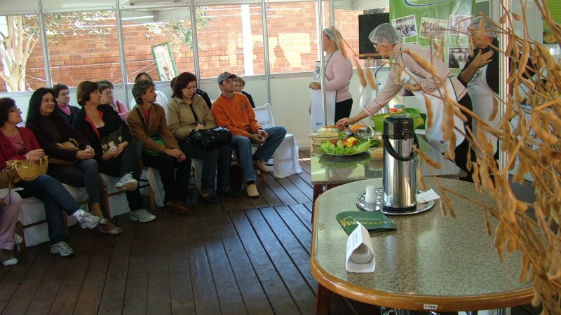 Para quem visitar a 17&ordf; Fenasoja, em Santa Rosa, na parte da manh&atilde;, pode aprender algumas receitas &agrave; base de soja, na Cozinha Experimental. O espa&ccedil;o &eacute; uma parceria entre a Emater/RS-Ascar e Coopermil e est&aacute; localizado entre os pavilh&otilde;es 8 e 3.     Desde