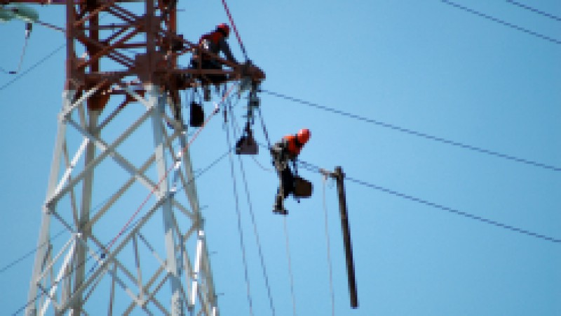 Os t&eacute;cnicos da Companhia Estadual de Energia El&eacute;trica desligaram na manh&atilde; deste s&aacute;bado (19) a Linha de Transmiss&atilde;o entre Rio Grande e S&atilde;o Jos&eacute; do Norte para a continua&ccedil;&atilde;o dos trabalhos de retirada dos cabos de energia. O trabalho visa auxiliar a entrada