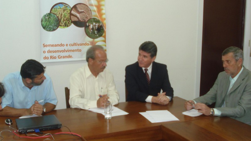 O Banco do Brasil anunciou a liberação de R$ 400 milhões para EGF (Empréstimos do Governo Federal). Os recursos, divulgados em entrevista coletiva na Secretaria da Agricultura, Pecuária e Agronegócio, tem o objetivo de garantir a armazenagem da atual