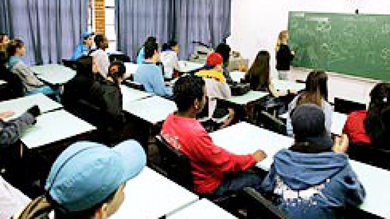 Em audiência realizada na última sexta-feira (25), as secretarias da Educação, da Fazenda e da Administração e Recursos Humanos, além da Procuradoria Geral do Estado, acertaram que as alterações de nível de professores e servidores de escola, publicadas