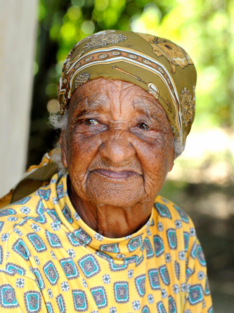Dona Miguelina Maria de Lemos e Silva, a  quilombola mais idosa do Estado, que vive em uma comunidade no interior de Mostardas, recebeu a visita da coordenadora do Comit&ecirc; Permanente de Coordena&ccedil;&atilde;o das A&ccedil;&otilde;es Relativas &agrave;s Comunidades Quilombolas do Rio
