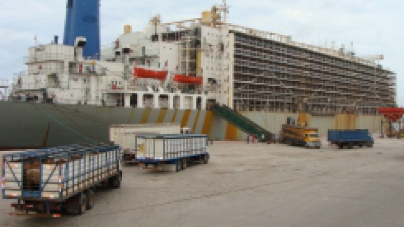 Iniciou-se neste sábado (4), o segundo embarque de bovinos do ano no porto rio-grandino. A bordo do navio-curral Almawashi, de bandeira panamenha, os animais, no total de oito mil, deverão deixar o Porto Novo do Rio Grande na manhã deste domingo (5). A